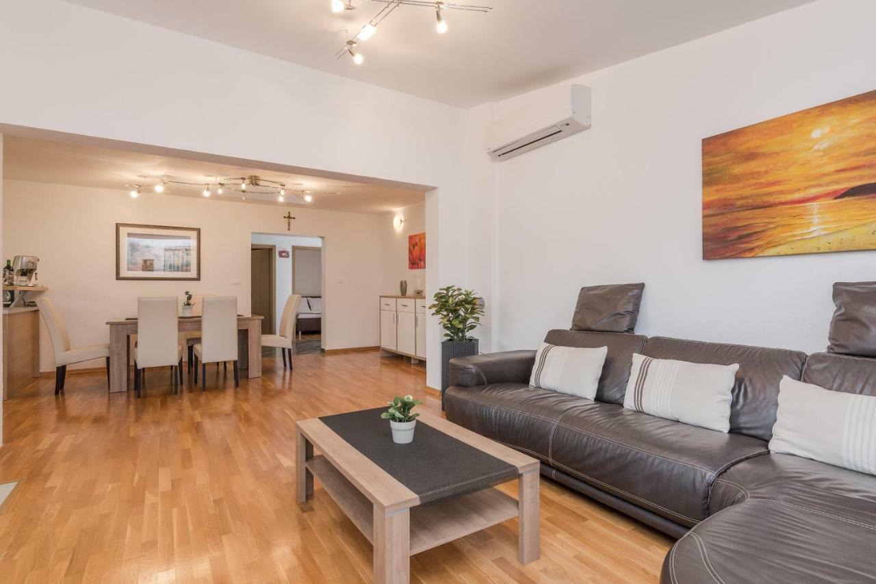 Apartment Natalie Sea View With 3 Bedrooms And Everything Is Air-Conditioned ซาลี ภายนอก รูปภาพ